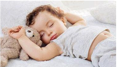 睡眠有助於孩子的生長發育，在夜間成長
